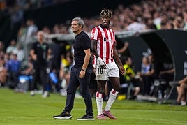 Valverde junto a Nico Williams, el último partido que disputó el rojiblanco, el 31 de agosto.