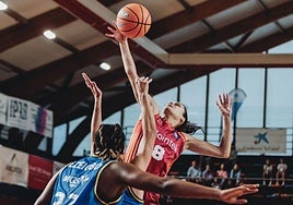 Salvadores entra a canasta ante la presión de sus rivales.