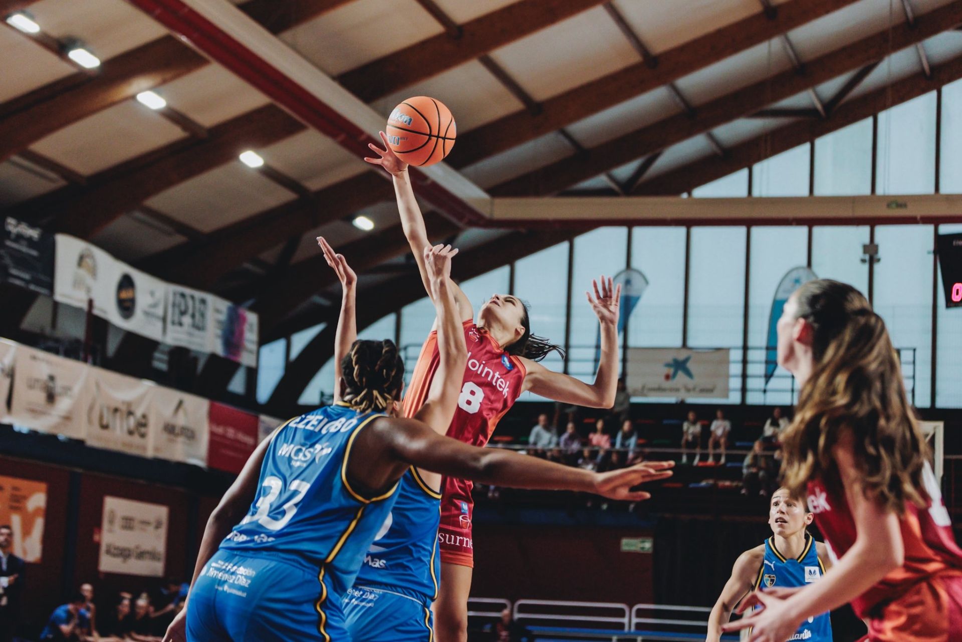 Salvadores entra a canasta ante la presión de sus rivales.