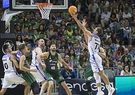 Stefan Lazarevic ante la presencia de un rival en Málaga.