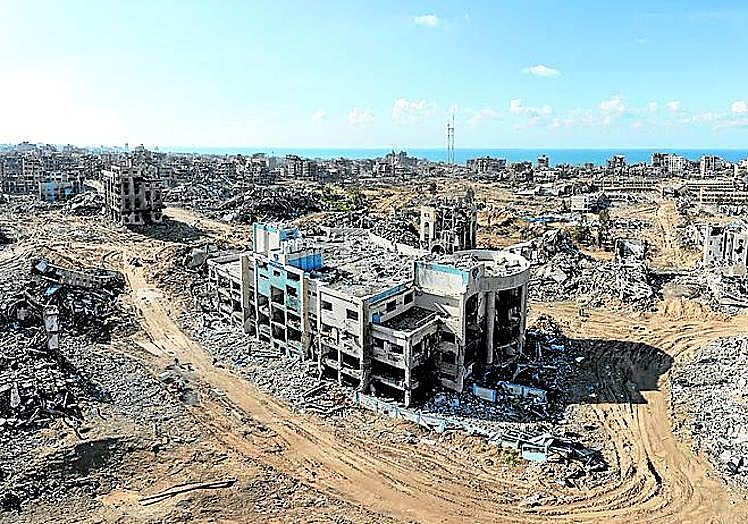 Vista aérea de un centro de salud destruido.