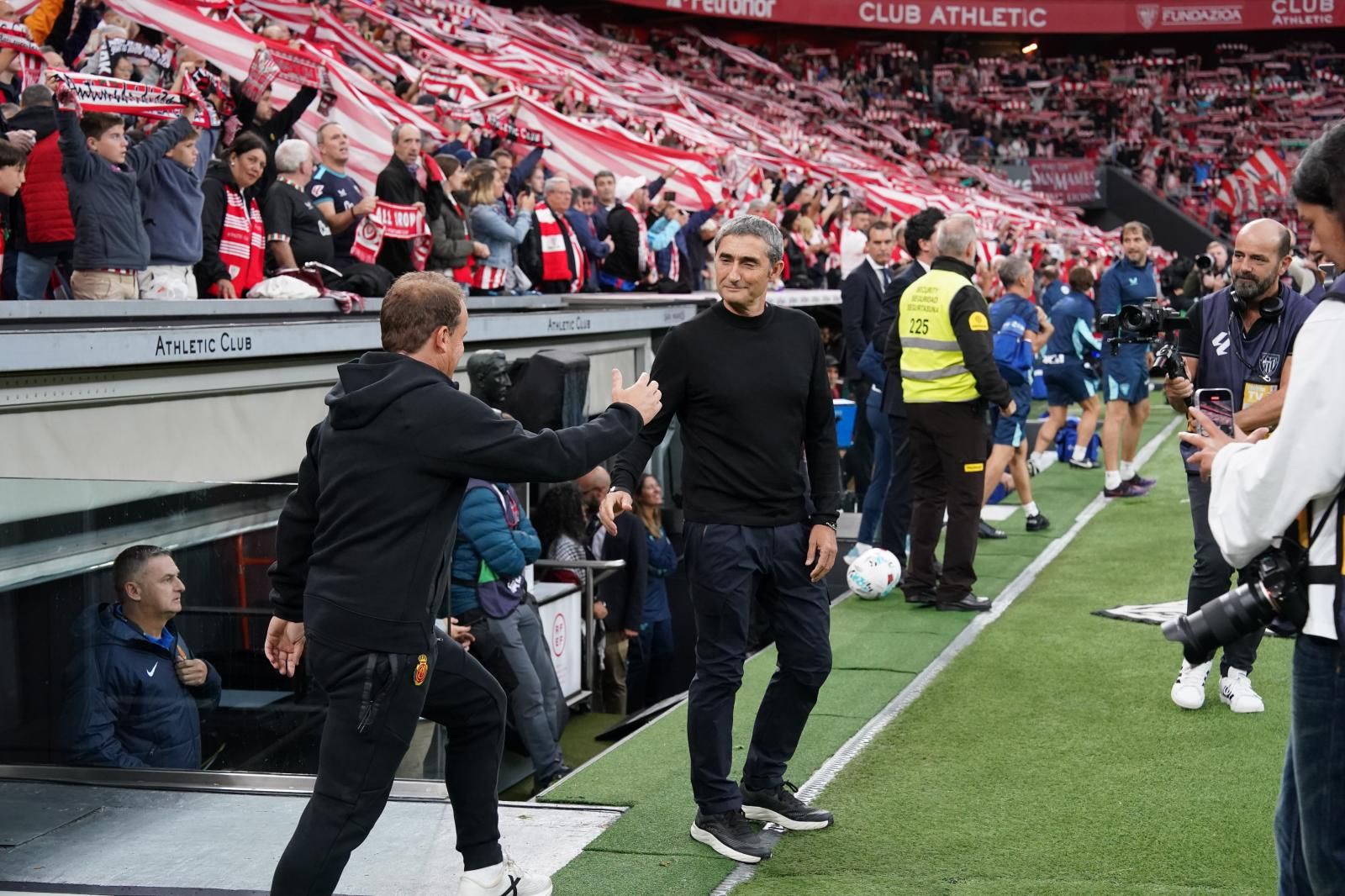 Ernesto Valverde saludando a Jagoba Arrasate antes del inicio del partido.