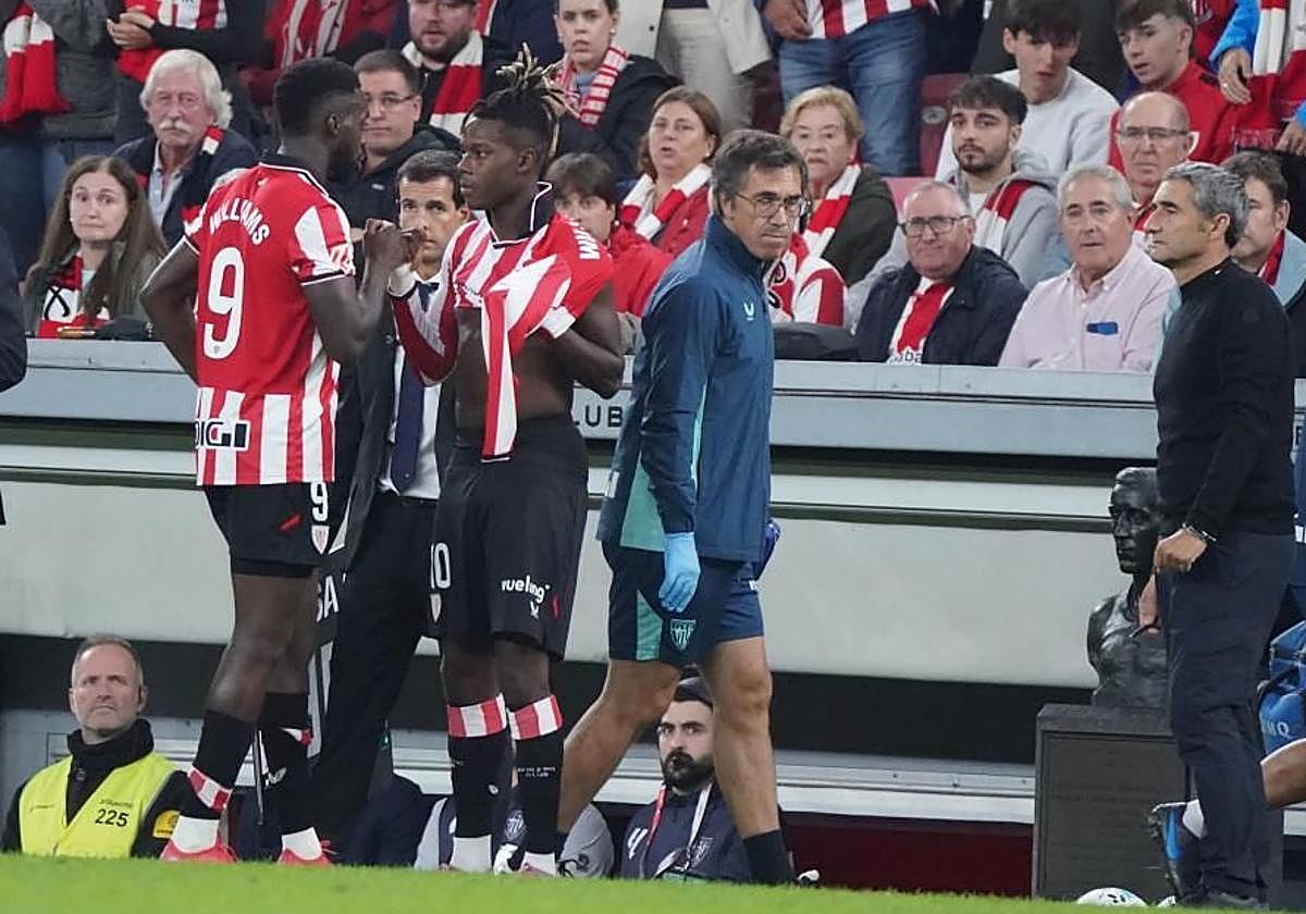 Iñaki Williams dando el testigo a su hermano Nico tras la lesión.