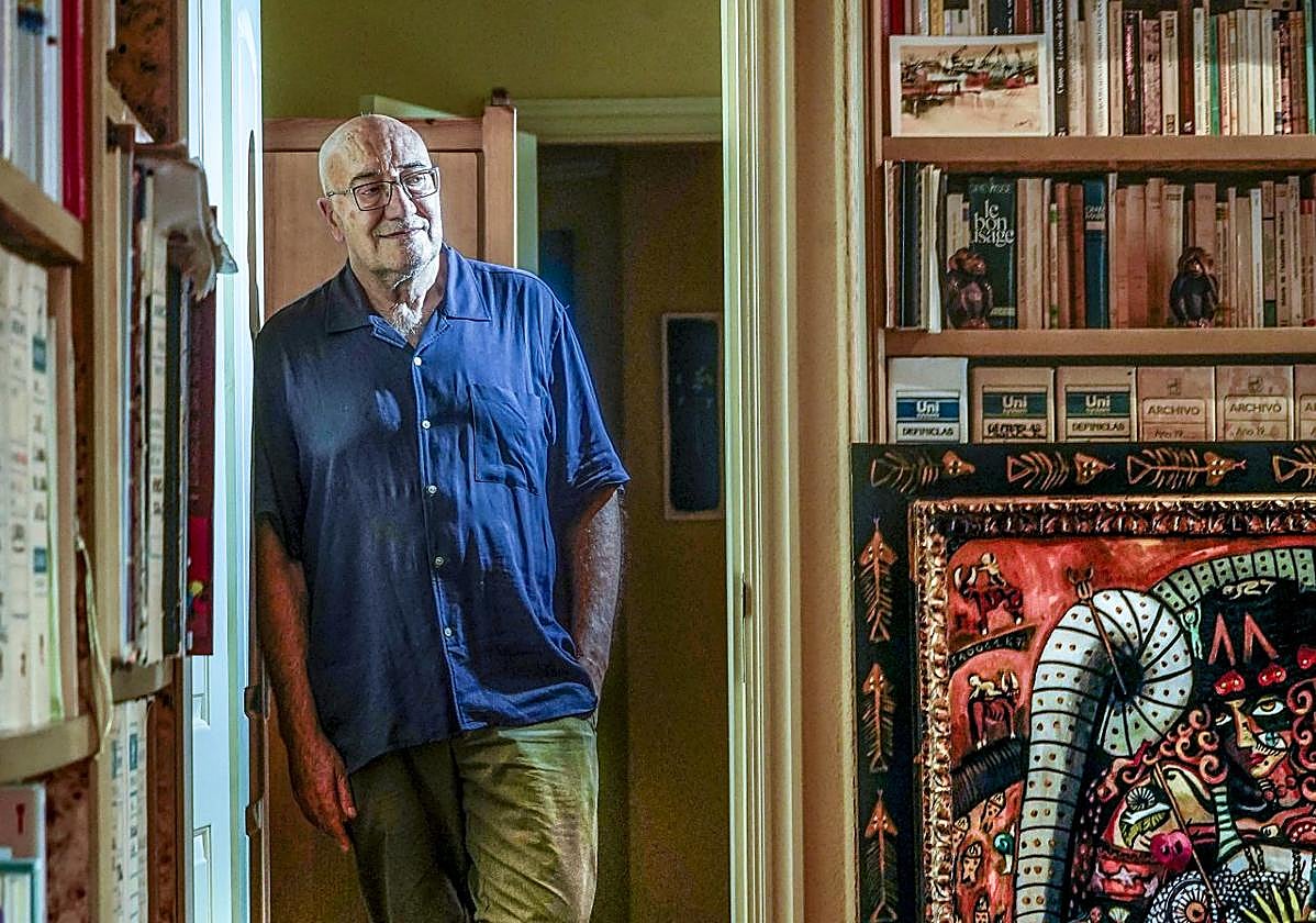 El domicilio de Altarriba en Vitoria es un santuario de libros, novelas gráficas y discos