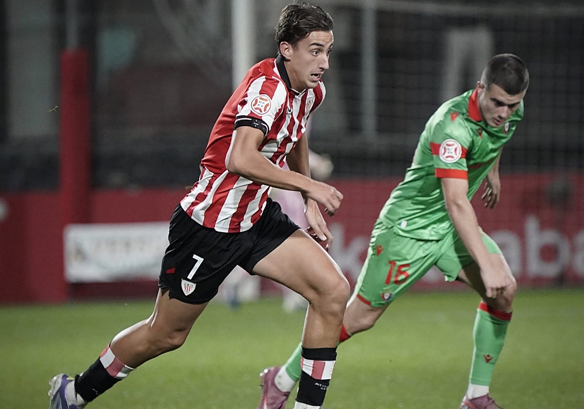Asier Hierro conduce el balón durante una acción del partido.