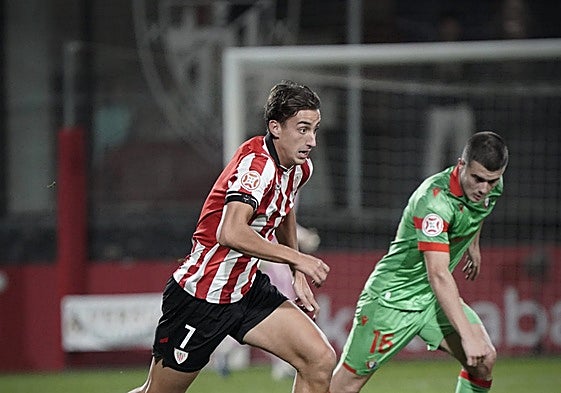 Asier Hierro conduce el balón durante una acción del partido.