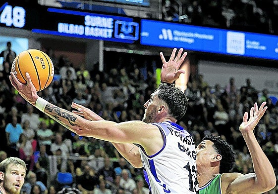 Petrasek deja una bandeja ante el Unicaja.