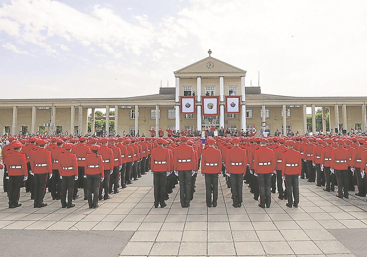 Entrega de diplomas en la academia de Arkaute a una nueva promoción.