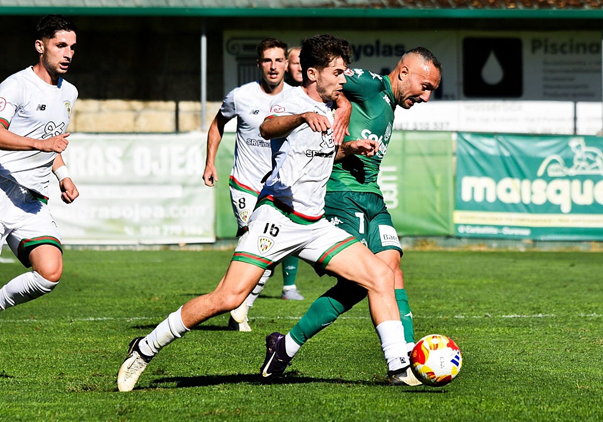 Oier López pugna con Iván Ferreiro en el partido entre el Arenteiro y el Barakaldo.