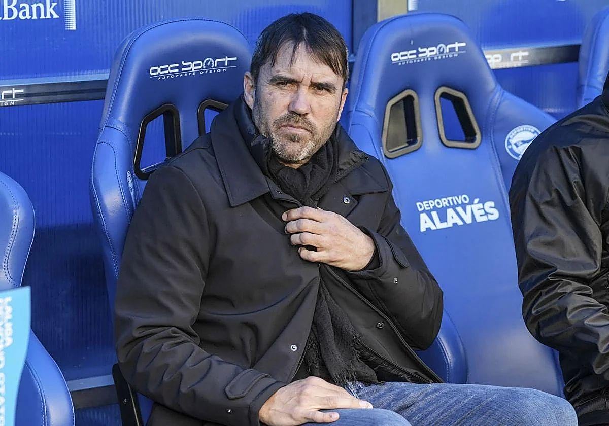 Coudet, en el banquillo de Mendizorroza antes del Alavés-Espanyol de la temporada pasada.