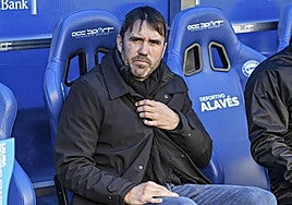 Coudet, en el banquillo de Mendizorroza antes del Alavés-Espanyol de la temporada pasada.