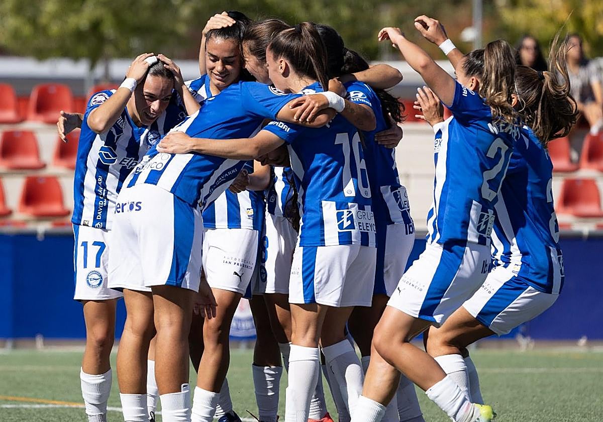 Las Gloriosas se abrazan para celebrar la victoria.