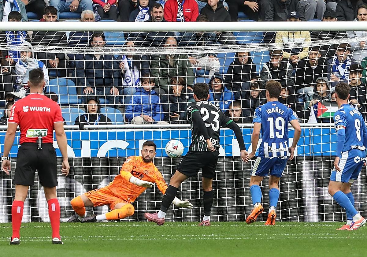 Sivera se estira para atajar un lanzamiento visitante.