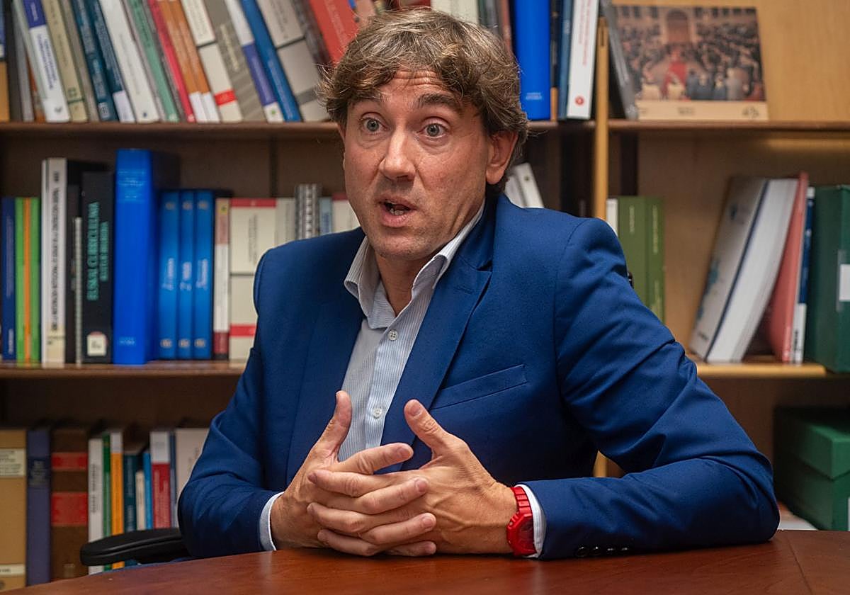 Andueza, en un momento de la entrevista, llevada a cabo en los despachos del Parlamento vasco.