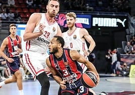 Nowell, ante Milutinov, pívot del Olympiacos.