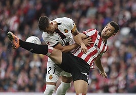 Guruzeta, mediapunta titular ante el Mallorca, pugna por un balón ante Raíllo.