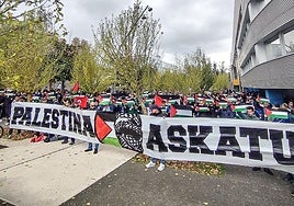 Concentración en apoyo a Palestina minutos antes del inicio del partido.