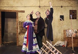 Ramón Barea entre Olatz Ganboa y Diego Pérez, protagonistas de '¡Ay, Carmela!', la última función en el viejo Pabellón 6.