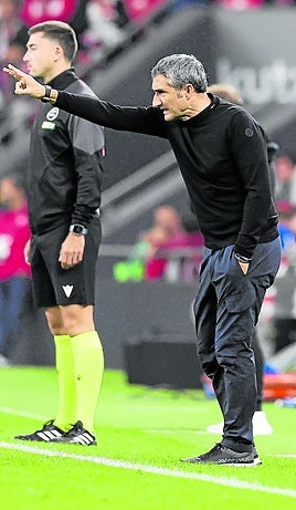 Valverde da instrucciones a sus jugadores contra el Mallorca.