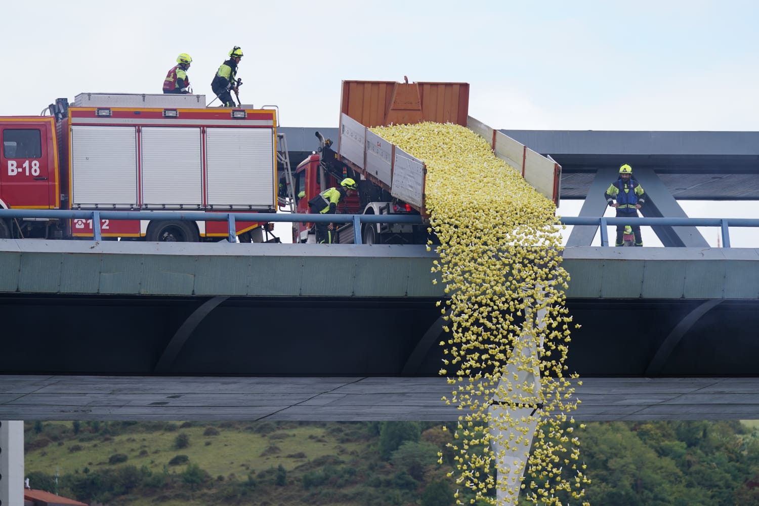 Momento en el que los patos son lanzados al agua desde el puente Euskalduna.