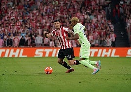 Yuri trata de frenar al barcelonista Lamine Yamal.