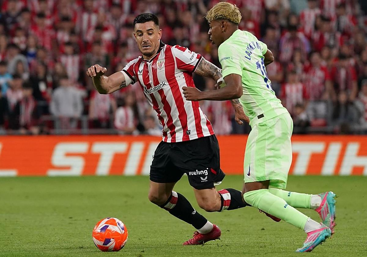 Yuri trata de frenar al barcelonista Lamine Yamal.