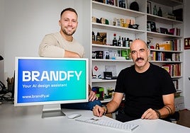 Eriz Zárate y Carlos Hermosilla, creadores de Brandfy, 'startup' que pone la Inteligencia Artificial al servicio de los diseñadores gráficos.