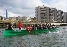 La plantilla del Surne Bilbao Basket volvió a subirse a la 'tomatera' para hacer grupo e ir conociéndose entre todos.