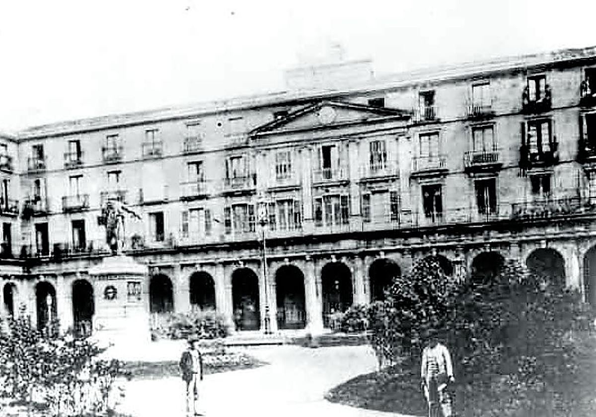 Imagen de la Plaza Nueva con Don Diego López de Haro allá por 1890.