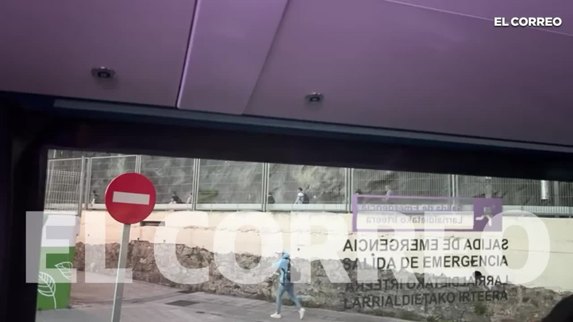 Viajeros caminando por las vías entre San Ignacio y Lutxana