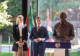 Eyakuze, a la derecha de Pradales, ha encabezado la delegación de la cumbre en la recepción de Ajuria Enea