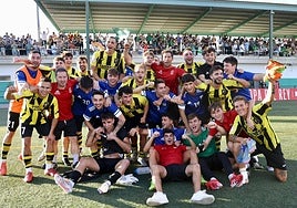 La plantilla del Getxo celebra sobre el césped la clasificación.
