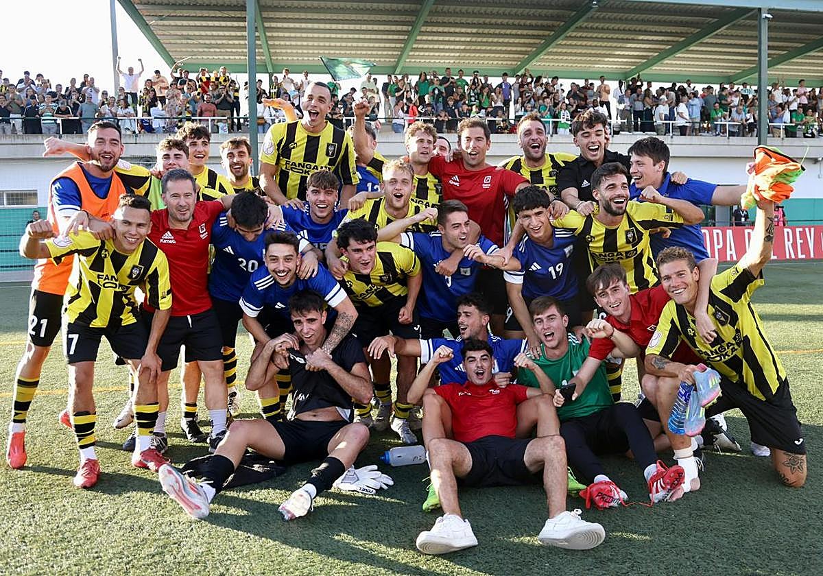 La plantilla del Getxo celebra sobre el césped la clasificación.