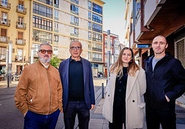 En primer plano, los arquitectos José Santos Urizar, Pepe Martínez, Itziar Regalado y Edorta Mújika; al fondo, el edificio del movimiento moderno.