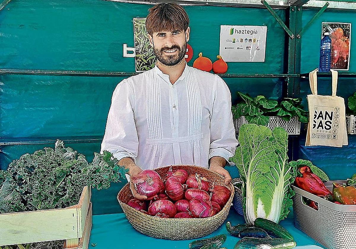 Álex Rodríguez cultiva desde hace unos meses en Arcentales y ha tomado el testigo de Ana Mari Llaguno.