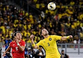 Garcés cabecea el balón ante un rival de Vietnam.