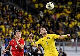 Garcés cabecea el balón durante el partido ante Vietnam.