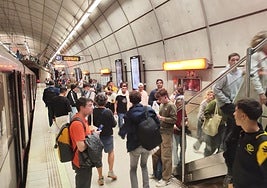 La avería del metro obliga a buscar otro transporte a los usuarios afectados: «¿Hay algún autobús que haga el mismo recorrido?»