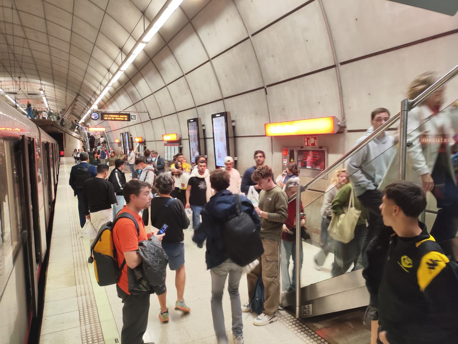 La avería del metro obliga a buscar otro transporte a los usuarios afectados: «¿Hay algún autobús que haga el mismo recorrido?»