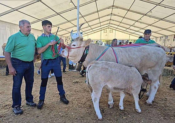 Ganaderos de la cuadra de Jon Koldo Bikandi (a la izquierda) exhiben su lote de reses ganadoras en el certamen del Primer Lunes de Gernika.
