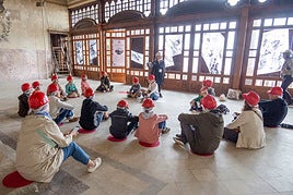 Un grupo participa en las visitas en familia programadas para los fines de semana, en las galerias de Punta Begoña.