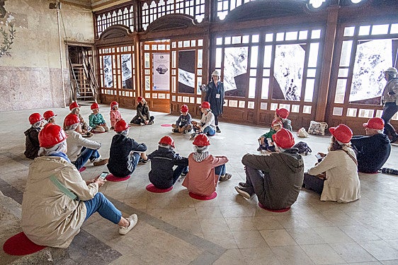 Un grupo participa en las visitas en familia programadas para los fines de semana, en las galerias de Punta Begoña.