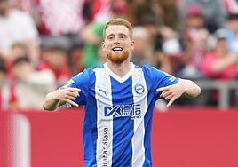 Carlos Vicente celebra el gol del triunfo en Montilivi.