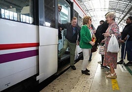 Varios usuarios suben y bajan del tren de Cercanías en la estación de Abando.