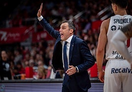 Galbiati da instrucciones a sus jugadores en el partido ante el Olympiacos.