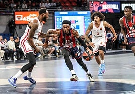 Forrest trata de avanzar hacia la canasta frente a la oposición de su excompañero Donta Hall.