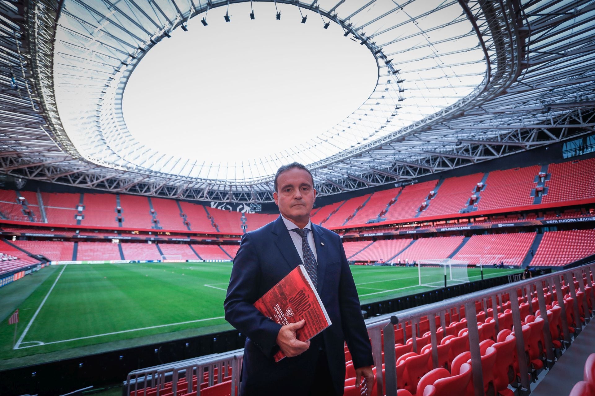 Guillermo Ruiz-Longarte, contable de la junta directiva, en San Mamés.