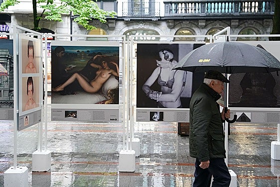 Varias imágenes de la muestra itinerante cen mayo cuando recaló en la Gran Vía de Bilbao.