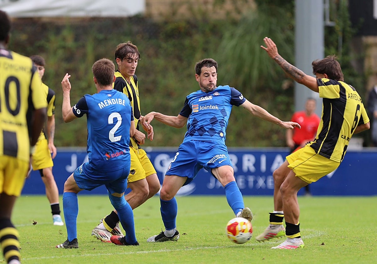 David Arredondo realiza un disparo ante la oposición de Julen Castañeda y Mikel Mendibe.