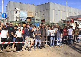 Los trabajadores de Haizea Wec se concentran frente a la fábrica..